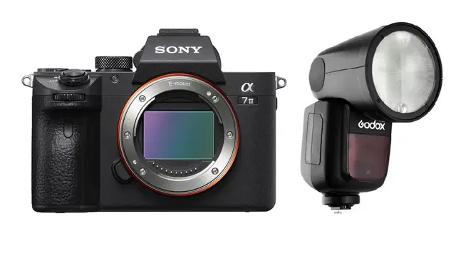 كاميرا سوني a7 III الرقمية - هيكل فقط (ILCE-7M3) + فلاش Godox TTL LI-ION دائري لكاميرا سوني (V1S)